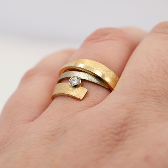 maatje-2_geel_met_witgouden_strakke_ring_met_gladde_bandjes_gematteerd_diamant_in_gouden_ring_matte_gouden_ring