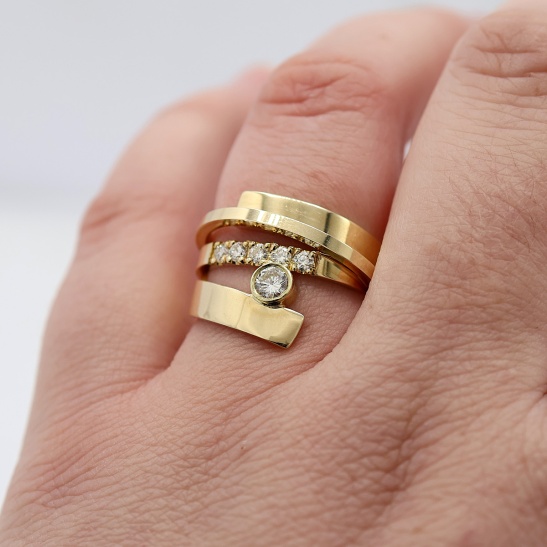 maatje-3_brede_ring_goud_met_veel_diamanten_handgemaakt_door_tessa_reijmers_in_arnhem_centrum_in_eigen_atelier