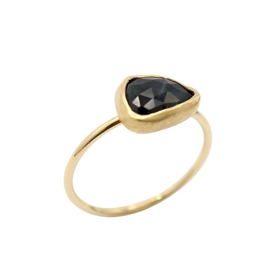 gouden ring maddie-r1 met ovale saffier sfeerfoto