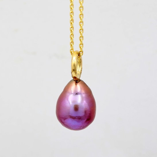 mare_hanger_paarse_druppelvormige_parel_edison_aan_gouden_hangeroog_1263835150
