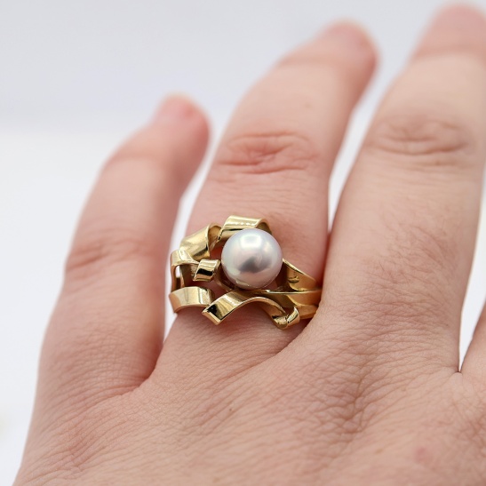 maupiti_luxe_gouden_ring_met_krullen_en_luxe_roze_parel