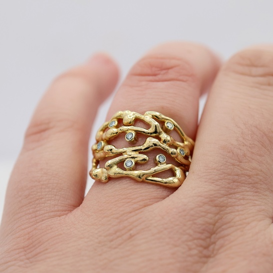 mela_ring_goud_breed_met_draadjes_en_steentjes_gouden_brede_ring_met_veel_steentjes