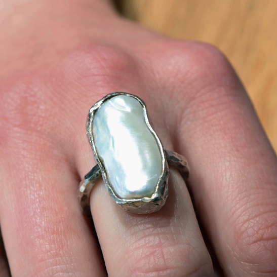 melly_zilveren_ring_met_grote_ovale_witte_parel_handgemaakt_in_eigen_atelier_in_arnhem