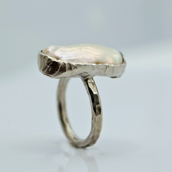 melly_zoetwaterparel_zilveren_grillige_bewerkte_ring_met_witte_parel