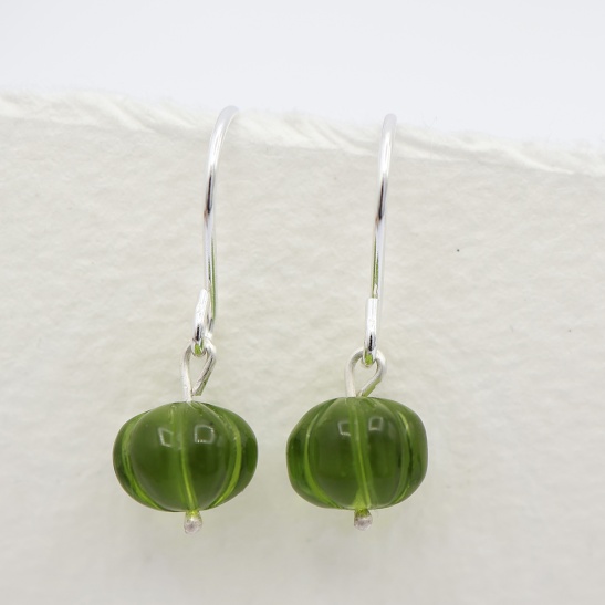 molly_handgemaakte_zilveren_oorbellen_met_groene_bungelende_steentjes_1986985633