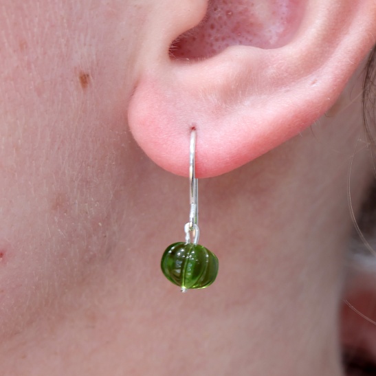 molly_oorbellen_zilver_oorhangers_met_groen_steentje_pompoen_vormpje_1737331413