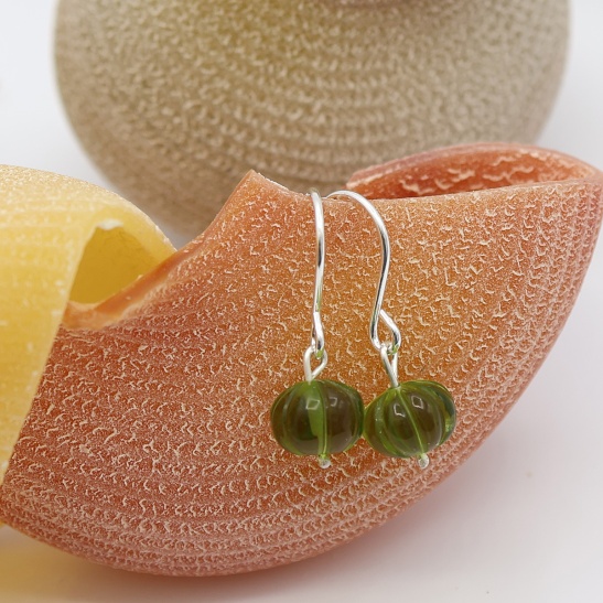 molly_zilveren_oorhaakjes_met_bungelend_pompoen_steentje_1678321395