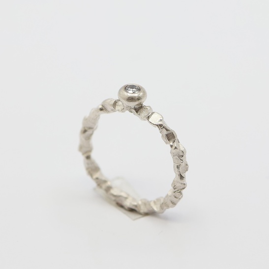 moos_handgemakate_zilveren_ring_met_mooie_witte_saffier_organishe_ring