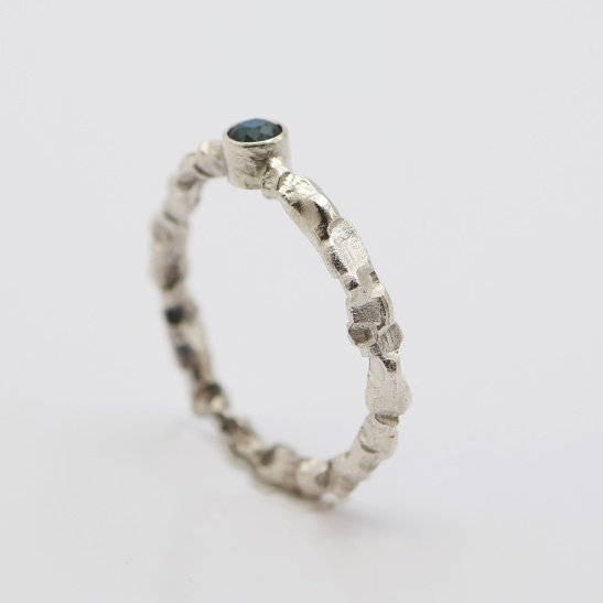 moos_r3_toermalijn_blauw_zilveren_grillige_structuur_ring_met_blauwe_steen