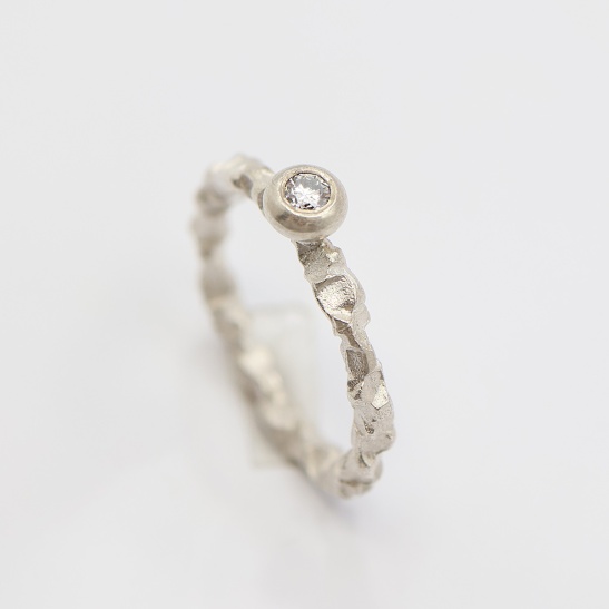 moos_r4_zilveren_structuur_ring_met_witte_saffier_organische_stijl