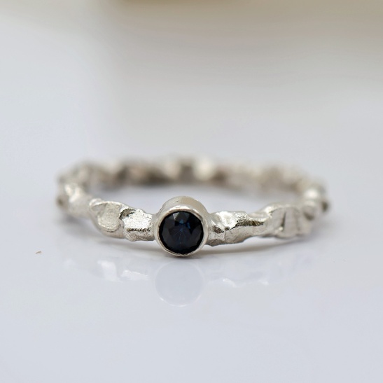 moos_zilveren_grof_grillige_structuur_ring_met_blauwe_toermalijn