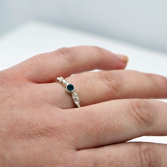 moos_zilveren_organische_ring_met_blauwe_toermalijn_gemaakt_door_tessa_reijmers_in_arnhem