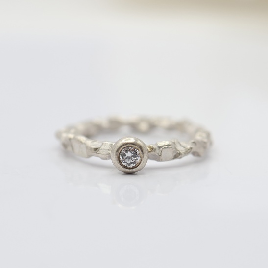 moos_zilveren_ring_met_saffier_in_ronde_dikke_zetting