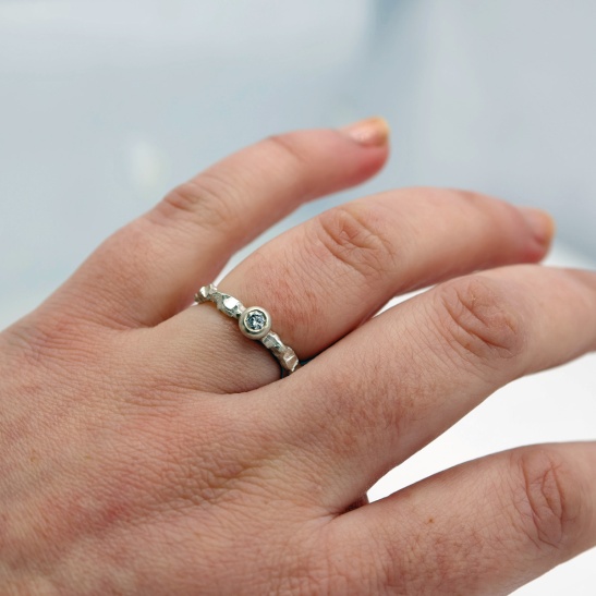 moos_zilveren_smalle_grillige_ring_met_saffier