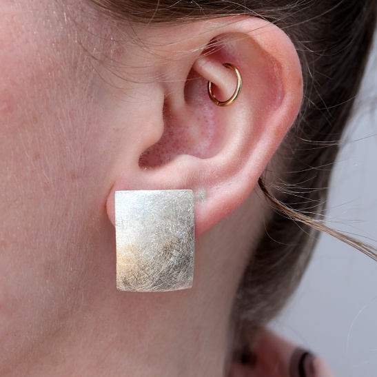 moozy_zilveren_oorbellen_met_matte_afwerking_handgemaakt_in_arnhem_gelderland_nederland