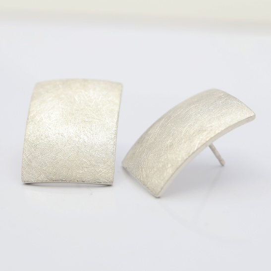 moozy_zilveren_oorbellen_rechthoekig_en_lichtbol_met_matte_ijsmatering_handgemaakt_door_tessa_reijmers