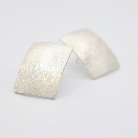 moozy_zilveren_rechthoekige_oorbellen_met_een_matte_ijsmattering