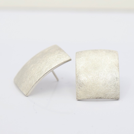 moozy_zilveren_rechthoekige_oorstekers_met_ijsmattering