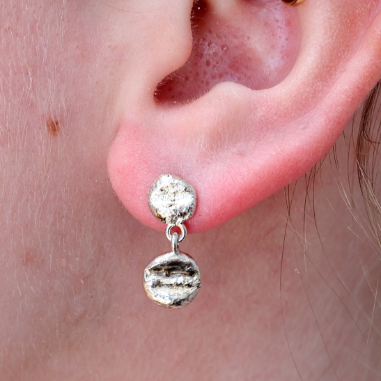 morelli-s_bungelende_zilveren_oorbellen_grillige_rondjes_organische_oorbellen_earrings_silver_women