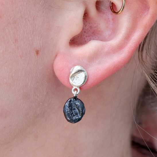 morelli_black_zilveren_oorbel_met_zwart_bungelend_handgemaakt_in_arnhem_centrum_gelderland_nederland