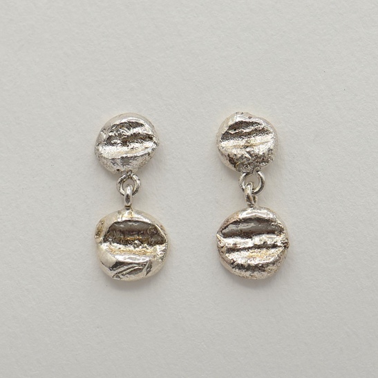 morelli_s_bungelende_zilveren_oorstekers_organische_stijl