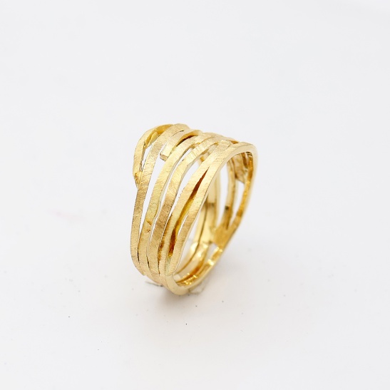 nami_gouden_ring_met_lijnen_en_openingen