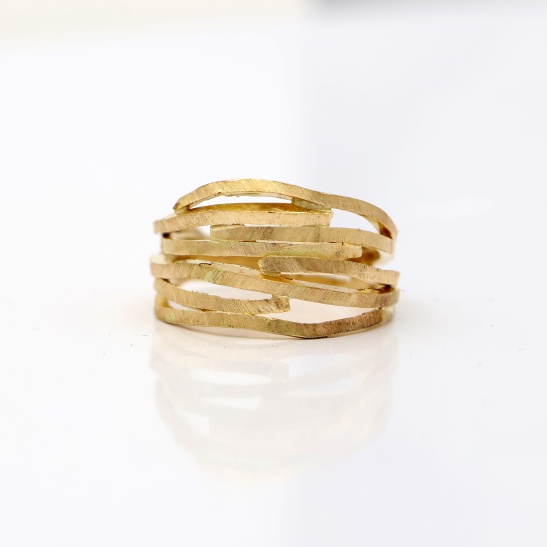 nami_gouden_ring_met_openingen_en_lijnen