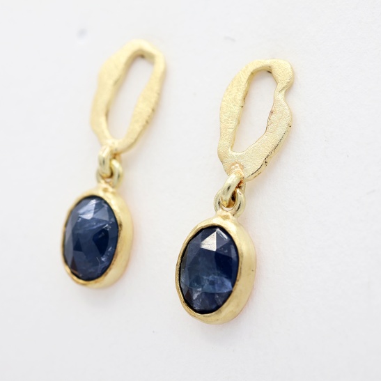 nelly_blue_gouden_oorbellen_grillig_vormpje_met_eronder_blauwe_saffier_137441027