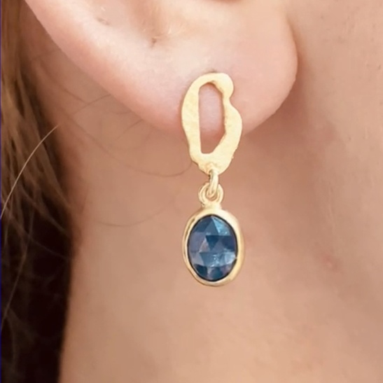 nelly_blue_gouden_oorbellen_in_oor__met_blauwe_saffier