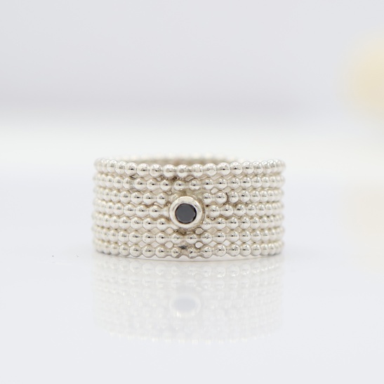 nelly_zilveren_ring_met_kleine_bolletjes_handgemaakt