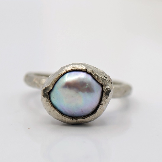 neoly_ring_zilver_met_grijsblauwe_parel_organsiche_stijl