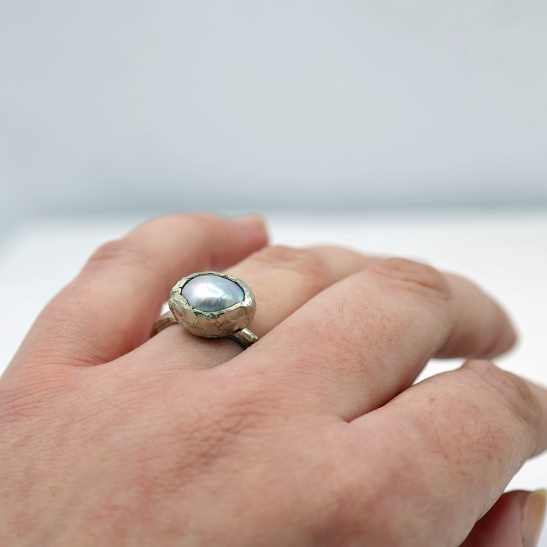 neoly_zoetwater_parel_grillige_zilveren_ring_met_grijsblauwe_parel