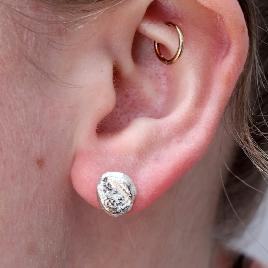 nobile_zilveren_oorbellen_koffieboontje_grillig_rondje_op_oor