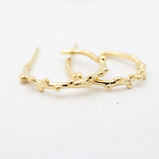 nova_gouden_oorbellen_rond_handgemaakt_organische_draadvorm_collectie_bien