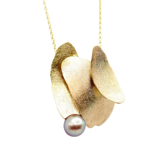 gouden hanger oehoe met zoetwaterparel sfeerfoto
