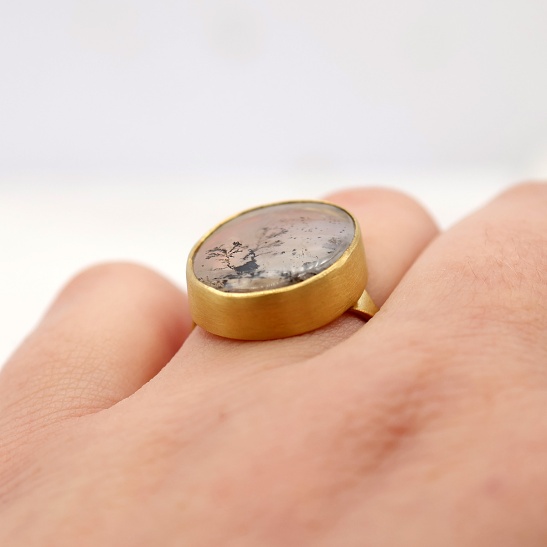 opaly_geelgouden_ring_met_unieke_steen_met_tekeningetjes_in_steen_doorzichtige_steen_met_zwarte_kringetjes_schilderijtje_in_steen