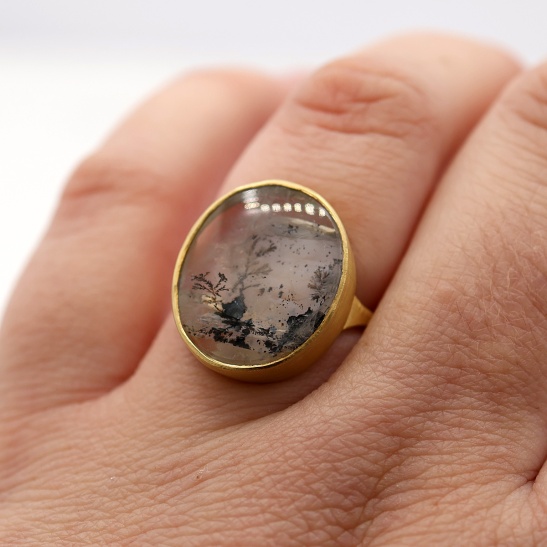 opaly_ring_geelgoud_met_bijzondere_steen_schilderij_achtige_steen_in_gouden_ring_voor_dames