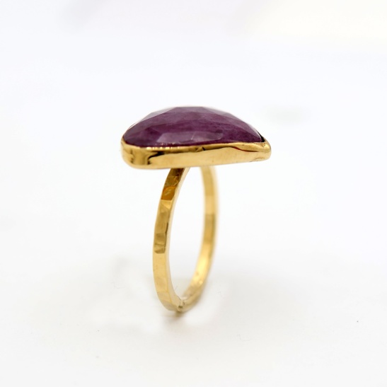 gouden ring perscha-r4 met paarse saffier sfeerfoto