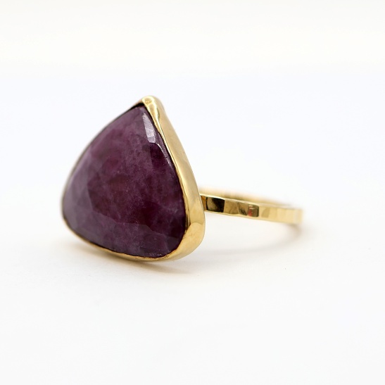 gouden ring perscha-r4 met paarse saffier sfeerfoto
