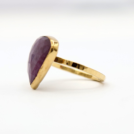 gouden ring perscha-r4 met paarse saffier sfeerfoto