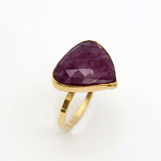 gouden ring perscha-r4 met paarse saffier sfeerfoto
