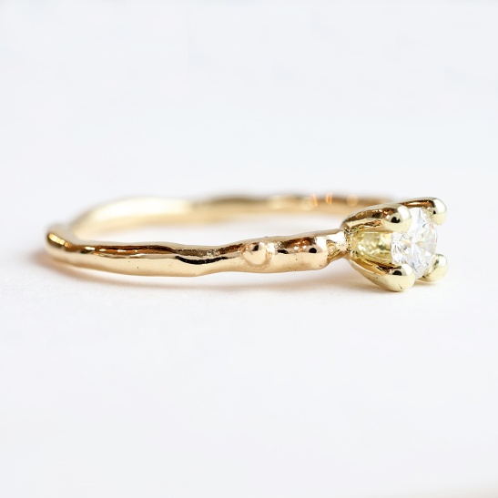 pronk_gouden_gereticuleerde_gouden_ring_met_diamant_lab-grown_met_bolletjes_goudsmid_tessa_reijmers_arnhem