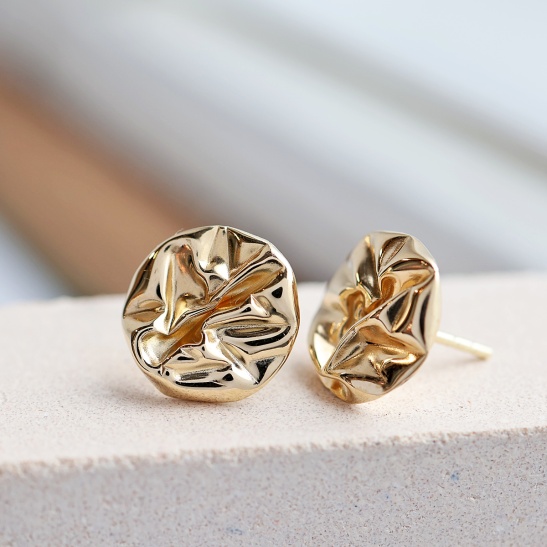 rhea_gouden_oorbellen_ronde_vorm_met_gekreukeld_patroon