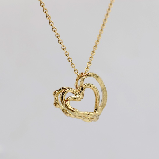 gouden hanger rome met hartvorm sfeerfoto