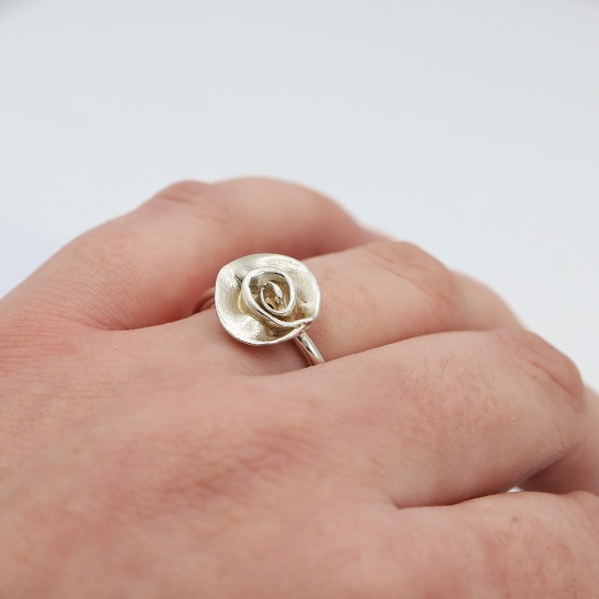 rosa_handgemaakte_zilveren_ring_met_bloemetje