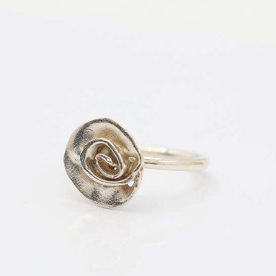 rosa_zilveren_ring_met_roosje_op_ring