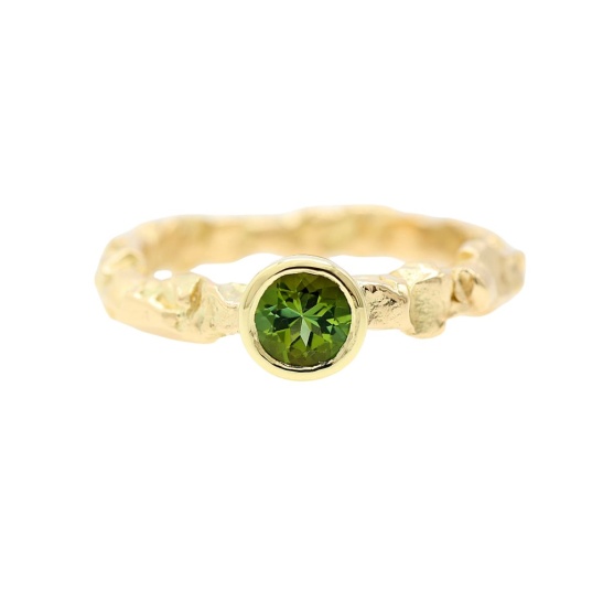 gouden ring roxy green met groene toermalijn sfeerfoto