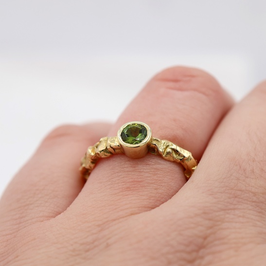 roxy_green_brede_grillige_damesring_met_grote_groene_steen_luxe_handgemaakte_ring