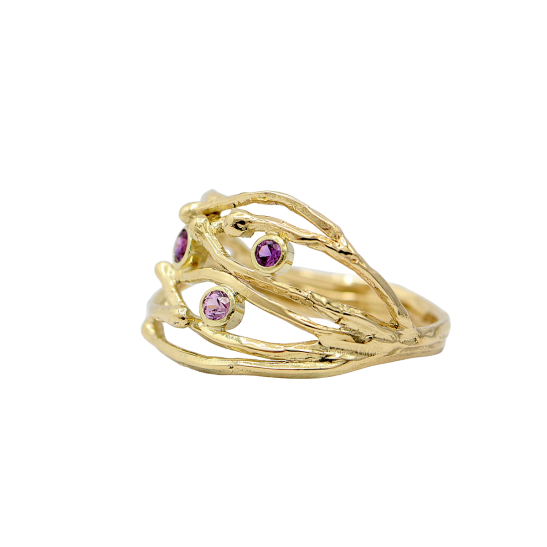 roze_saffiertjes_in_organisch_gouden_ring_geinspireerd_op_de_veluwse_beekjes_en_de_bloeiende_begroeing_op_de_waterkant_goudsmederij_tessa_reijmers_atelier_arnhem_centrum_1787456964