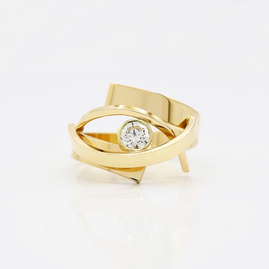 samen_dynamische_gouden_ring_in_strak_design_met_050_ct_diamant_handgemaakt_door_goudsmid_tessa_reijmers_1400302781